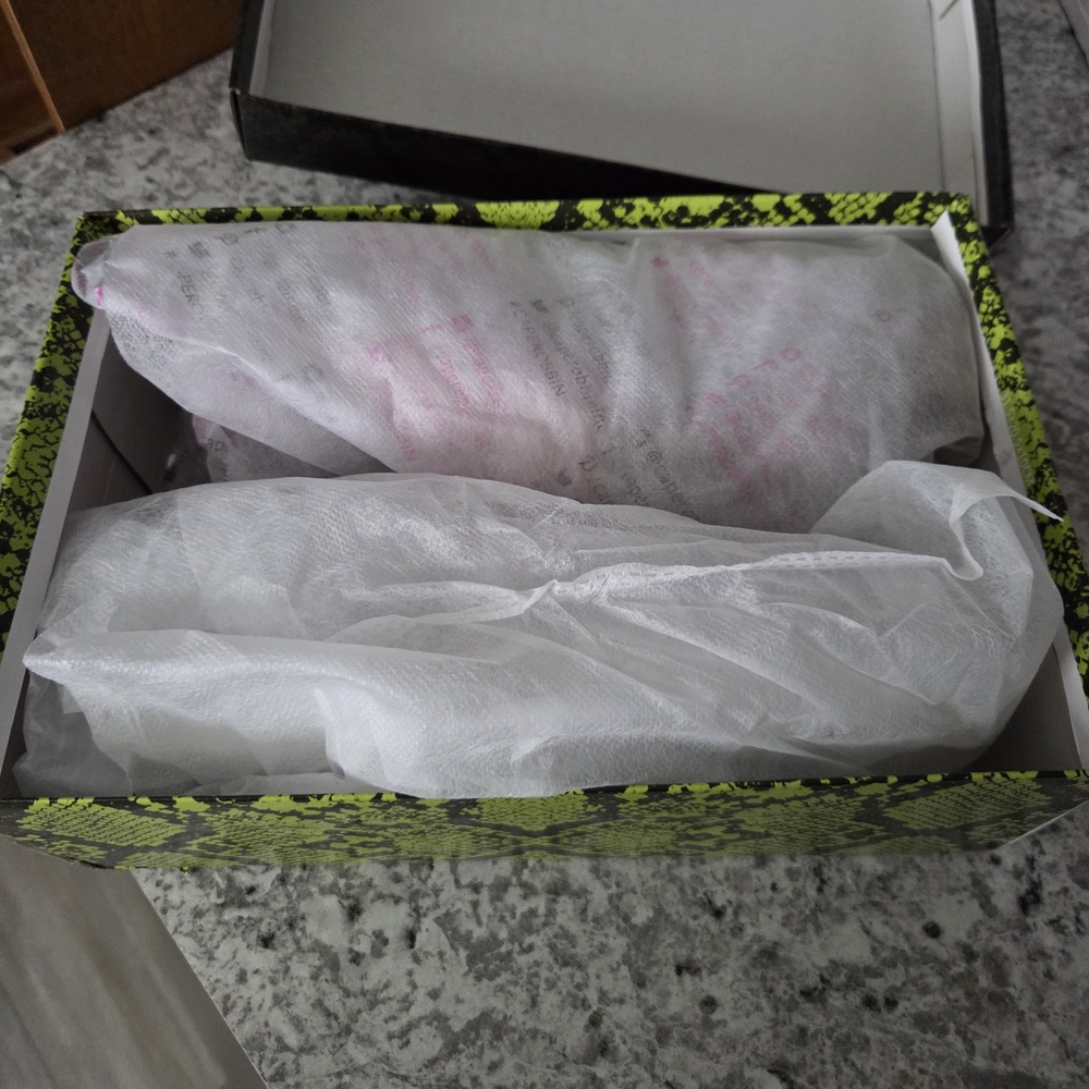 New In Box Cape Robbin Pink Fur-Lined Women's Sneakers - Picture 8 of 8